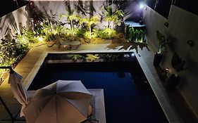 Suíte em casa familiar de luxo com piscina em Itaipu